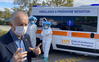 Giorgio Sorrentino alla consegna dell'ambulanza a pressione negativa